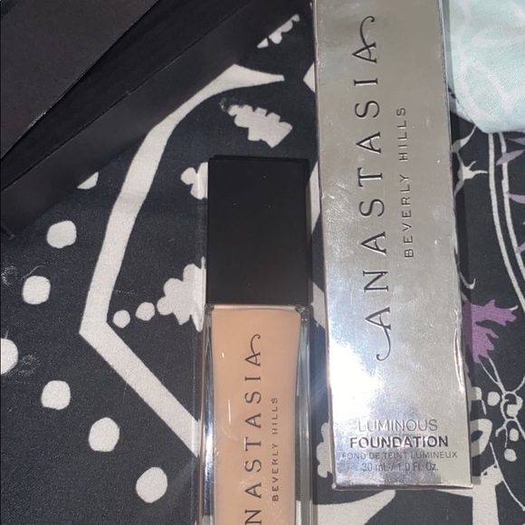 Anastasia Luminous Foundation shade 230 N - Picture 3 of 4